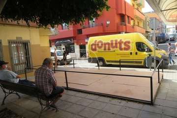 Operarios municipales desmontan la terraza ilegal de la calle de Alonso Quesada/TA.